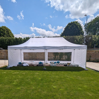 alt="Tente événementielle montée par HappyAir à Chartres"