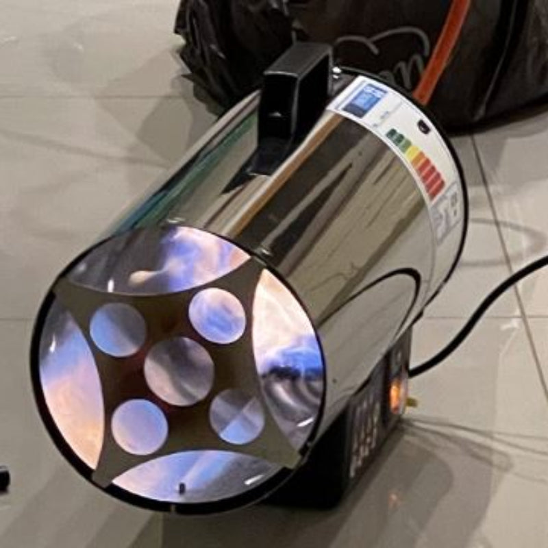 alt="Canon à air chaud installé dans une tonnelle pour mariage ou réception extérieure – location Happy Air"
