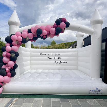 Location château gonflable blanc Happy Wedding 4,5x4,5x3,5 m en Eure-et-Loir