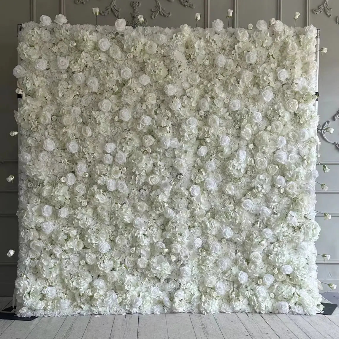 Mur floral blanc décoratif pour un espace photo de mariage