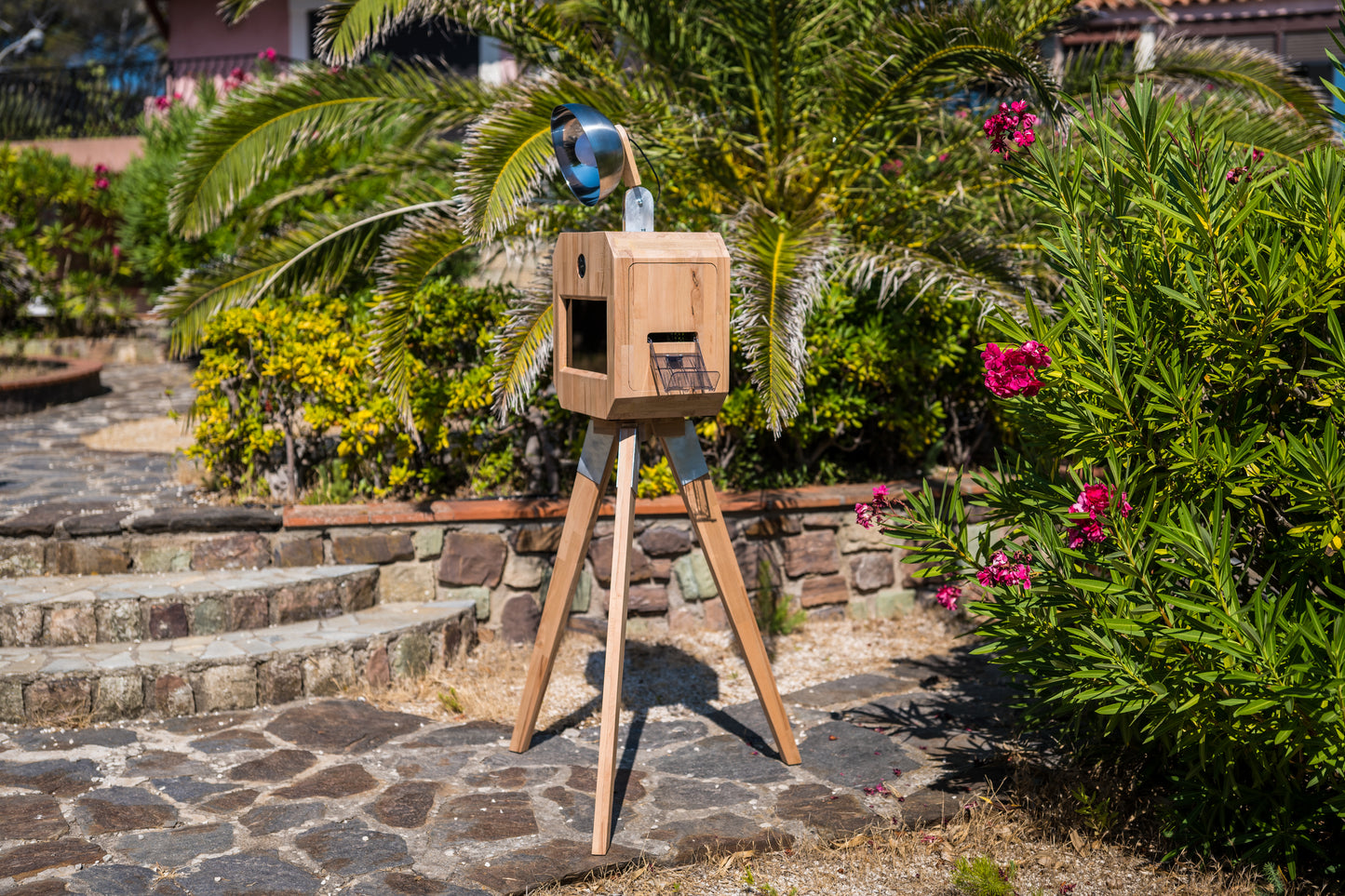 alt="Photobooth en extérieur avec tente barnum"