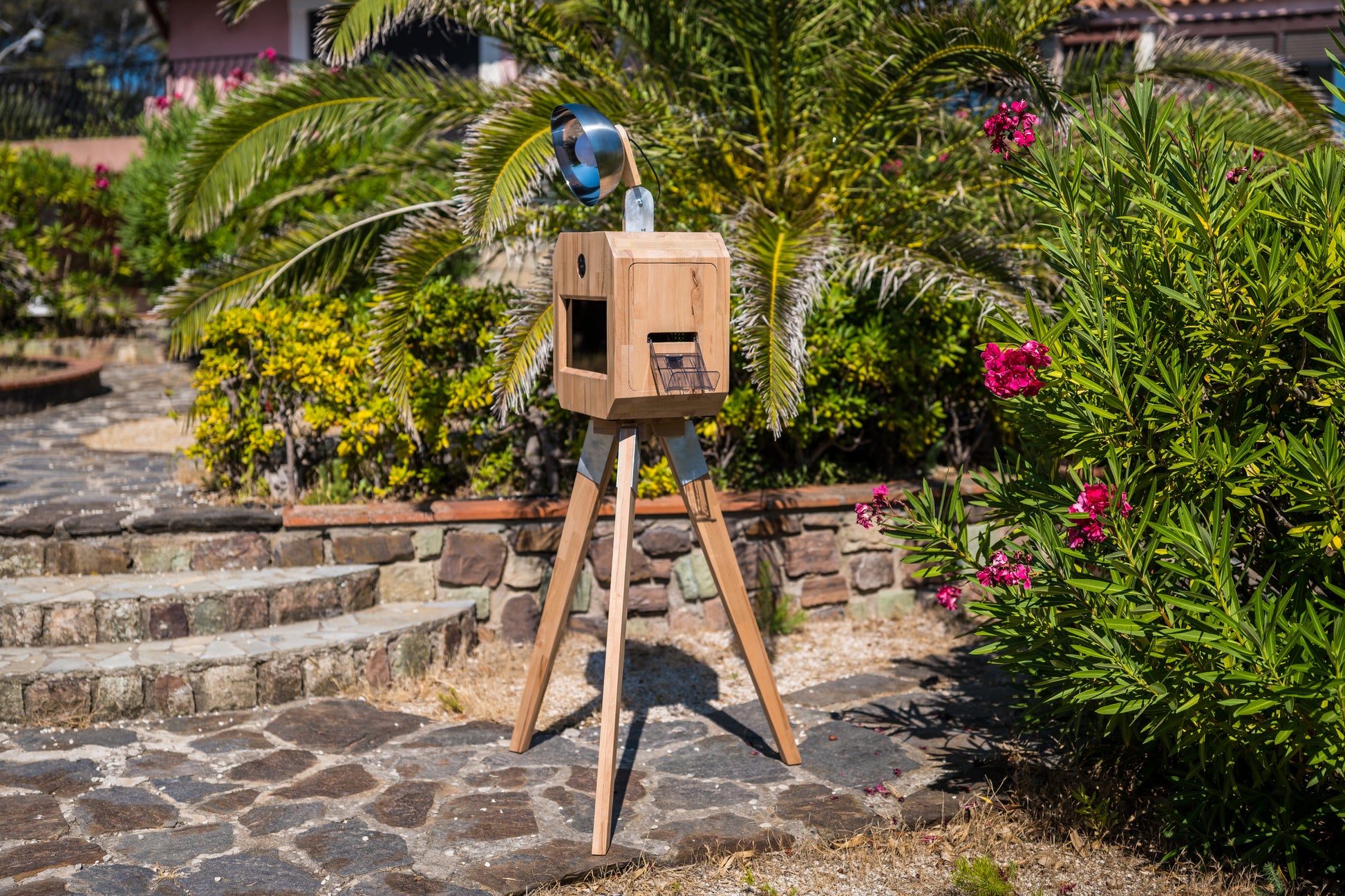 alt="Photobooth en extérieur avec tente barnum"